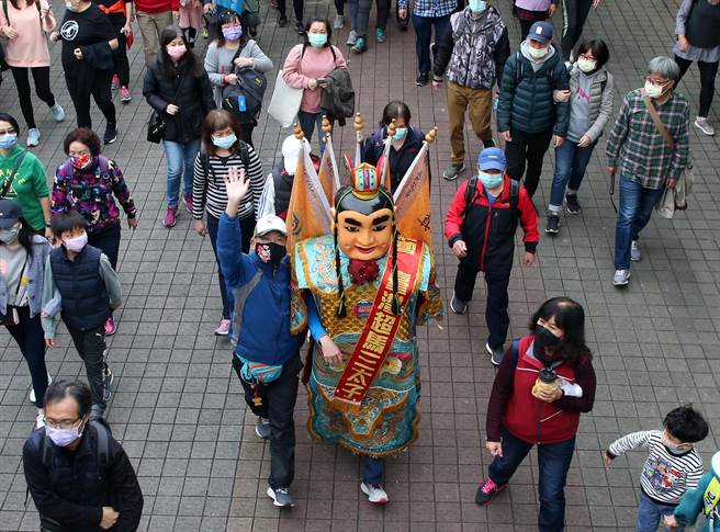 由希望基金会和台北市政府体育局1日主办的「2022元旦健走」活动，今年特别请来三太子一同参加，在「有行有保庇」见证下，和近万民民眾健走。（赵双杰摄）