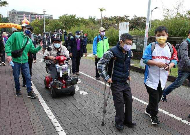 由希望基金会和台北市政府体育局1日主办的「2022元旦健走」活动，有行动不便的民眾也前来参加，响应健康过生活的理念。（赵双杰摄）