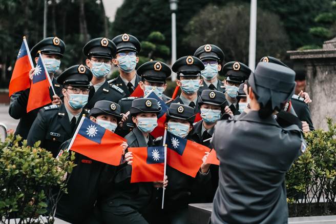 111年元旦升旗典礼1日在总统府前广场举行，一群国防大学学生在典礼结束后拍照留念。(郭吉铨摄)