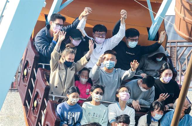 元旦假期第二日，日间晴朗温暖，民眾趁着好天气，把握时间出游，新儿童乐园内，亲子及年轻朋友们，搭乘游乐设施，享受悠閒时光。(粘耿豪摄)