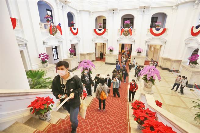 民国111年元旦，总统府1日开放民眾参观，许多民眾开心前来观赏美丽歷史痕迹。（杜宜谙摄）