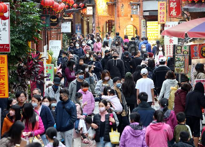 元旦连假许多民眾外出游玩，在新北市深坑老街出现大批人潮，整个老街放眼望去人山人海。（赵双杰摄）