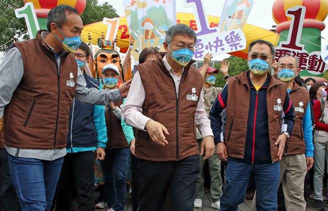 台北市长柯文哲（前中）1日参加由希望基金会和台北市政府体育局主办的「2022元旦健走」活动，揭幕后和民眾健走一小段路后离开。（赵双杰摄）