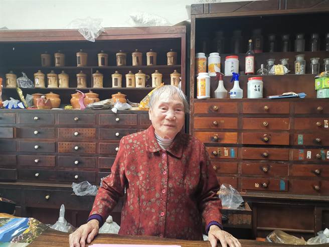 官田90岁黄碧桃阿嬷在社区当志工已经30多年。（刘秀芬摄）