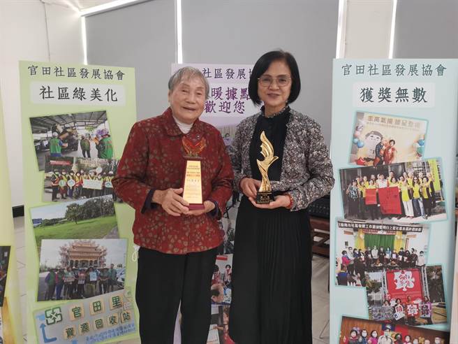 许素珍（右）说，黄碧桃不仅是防疫志工，也是社区长青志工，无私服务为社区得奖。（刘秀芬摄）