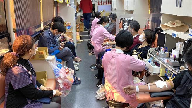 台南市鹽水獅子會與中油嘉義營業處合作，從元旦起連2天在新營南瀛綠都心公園新營捐血室舉辦捐血活動，提供洗衣精等好禮。(劉秀芬攝)