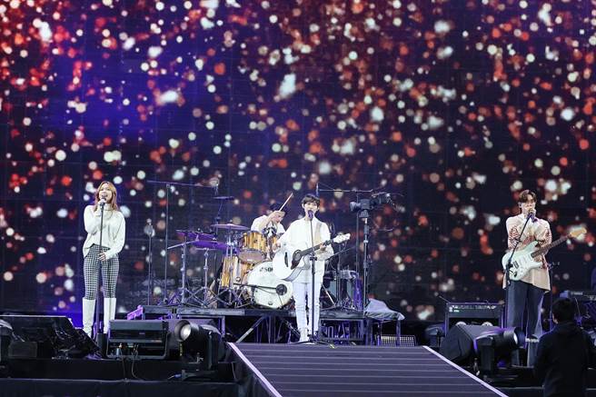 告五人和小魏担任五月天高雄演唱会开场嘉宾。（相信音乐提供）