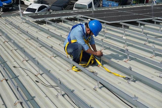 自元旦起，勞工值日夜工作一律認屬工作時間。（示意圖／本報資料照）