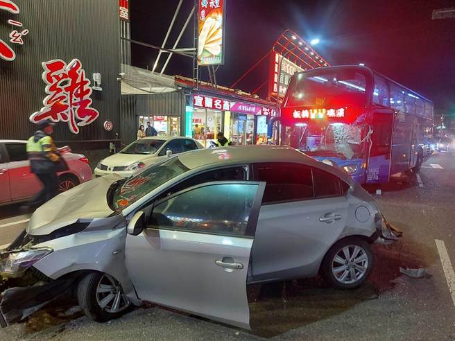 一辆小客车自撞分隔岛，后方的大客车煞车不及追撞小客车，造成小客车内2名乘客受伤。（民眾提供／李忠一宜兰传真）