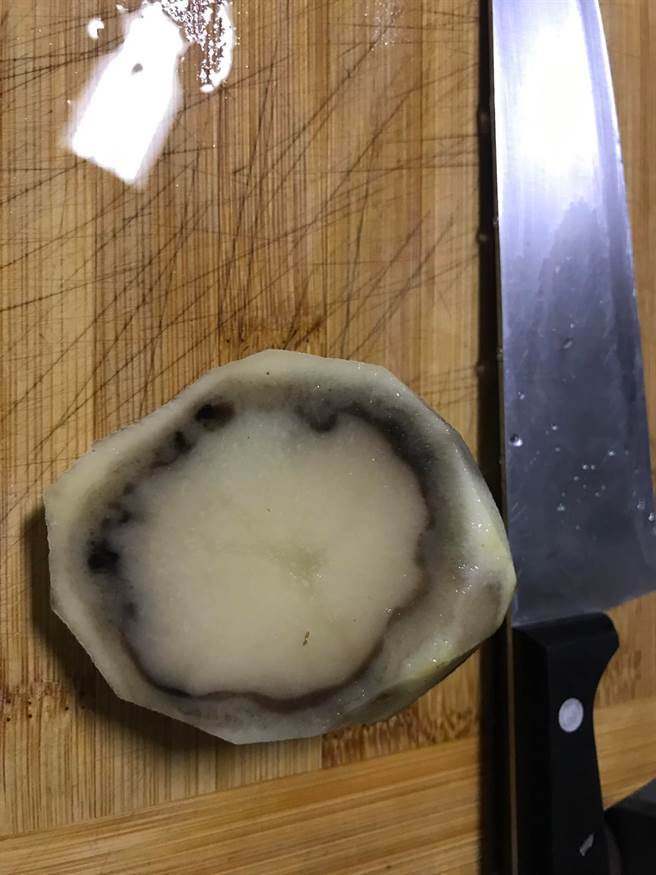 男網友切開馬鈴薯，發現裡面有超詭異卻又美麗的黑圈，嚇得急問能不能吃，但全被網友歪樓。(圖／Costco好市多 商品經驗老實說)