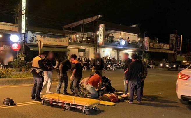 六旬男子坐卧马路上遭车辆辗过，路人见状随即上前协助。(翻摄脸书屏东小镇资讯)
