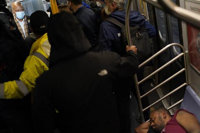 美國哥倫比亞大學研究顯示，全美Omicron變異株疫情可能在1月中即達到高峰。（示意圖／美聯社）