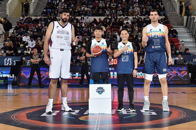 （「台灣大哥大 勇士最high新年城」主題周，由「帕運泳士」陳亮達(圖左二)與台灣大哥大總經理林之晨(圖右二)共同開球。圖／台灣大哥大提供）