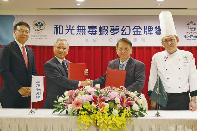 向阳及高餐大签署产学合作计画合约书，图为台湾住友商事公司社长三平拓也（左起）、向阳农业生技公司董事长陈贵光、校长陈敦基、餐饮管理系教授兼系主任赖顾贤。图╱向阳农业生技提供
