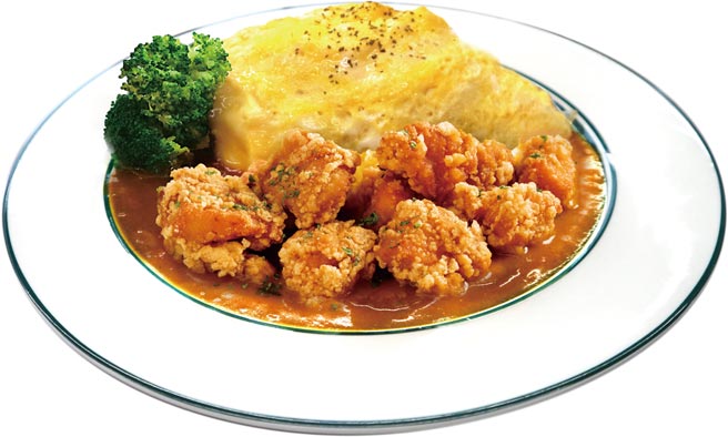 〈咖哩唐扬鸡蛋包饭〉带着蒜香的风味饭採用口感Q弹的台南11号米，以两颗蛋制作软嫩金黄蛋皮，沉浸在日式咖哩酱中，搭配酥炸无骨鸡块，饱足感十足。图／扬秦国际企业