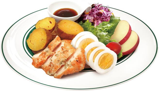 〈地瓜鸡肉餐〉热量只有290大卡，以原型食物组合而成，并採用「绿野农庄」国产嫩鸡胸肉以及「瓜瓜园」台农57号地瓜，用和风酱调味，十分受到都会上班族的喜爱。图／扬秦国际企业