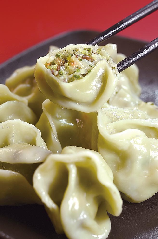 〈田園蔬菜水餃〉內餡用了七種蔬菜食材製作，餃皮並用蔬菜汁染成淡綠色。圖／姚舜