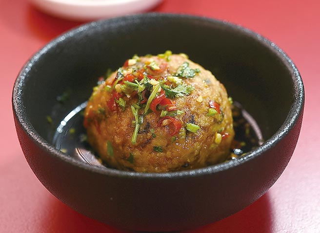 〈獅子頭〉是以豆薯、豆腐、芹菜、高麗菜與黑木耳等蔬食製成，並以酸甜醬汁提味。圖／姚舜