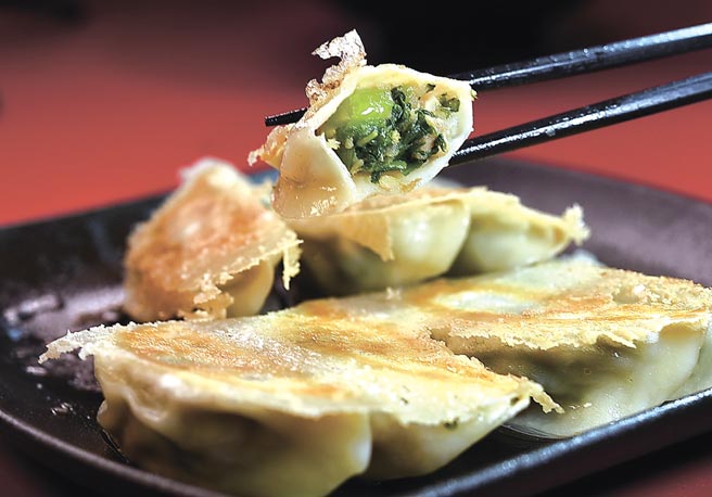 〈雪裡紅煎餃〉內餡除雪裡紅外，還有豆薯和香菇。圖／姚舜