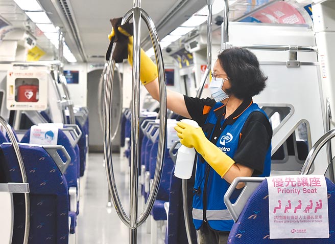 防疫期間，桃園捷運加強車廂消毒清潔作業及環境衛生，提供旅客安全乘車環境。圖／桃園市政府、顏謙隆