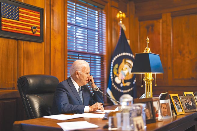 2021年12月30日，美國總統拜登在德拉瓦州威明頓的老家，透過電話與俄羅斯總統普丁進行了約1小時的會談。（美聯社）