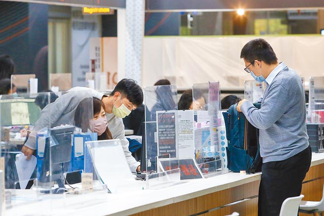 行政院已正式发函全国各机关，军公教年终奖金1.5个月将于1月22日入帐。图为台北市政府员工为民眾服务。（本报资料照片）