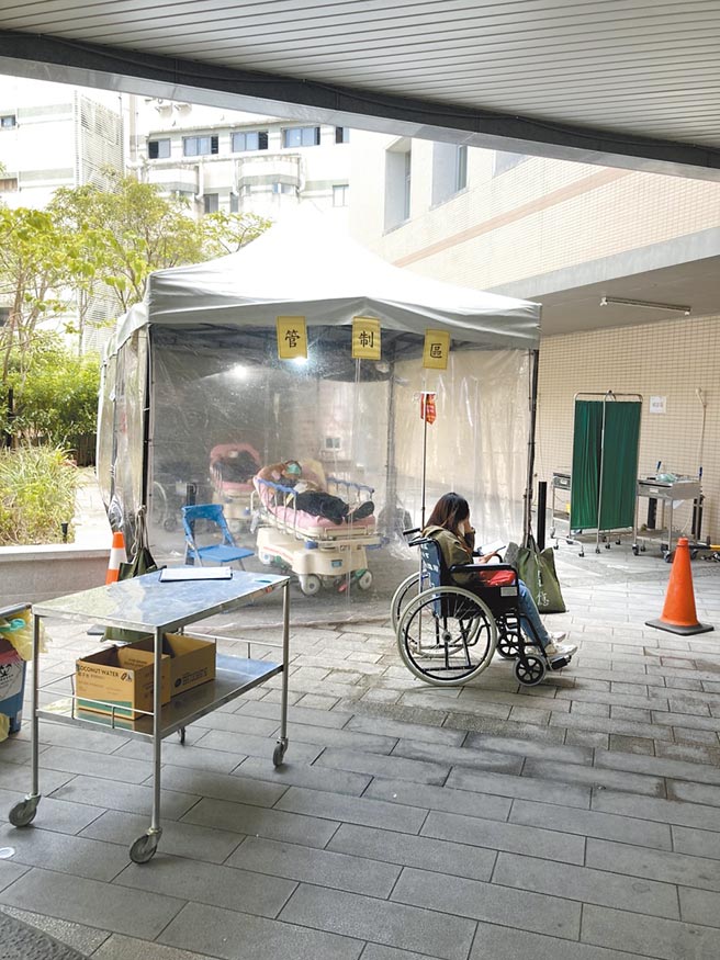 2021年5月疫情剛爆發時，因病床不足，病患被迫睡在戶外透明帳篷插管。（詹征褘提供／戴上容新北傳真）