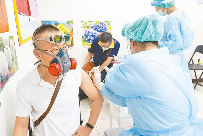 随国内大规模施打新冠肺炎疫苗，流感疫苗打气明显低落。图为民眾接种新冠肺炎疫苗。（本报资料照片）