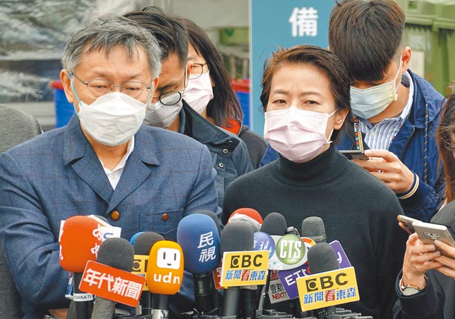 针对国民党台北市党部民调显示，北市副市长黄珊珊（右）民调大幅落后蓝绿可能出线的市长参选人，昨日视察「Drive-through大佳河滨公园採检站」的台北市长柯文哲（左）表示，他们应证明自己是否能当好台北市长，但从黄珊珊每天表现看来，「她是一定可以做好」，这是最大优势。（姚志平摄）