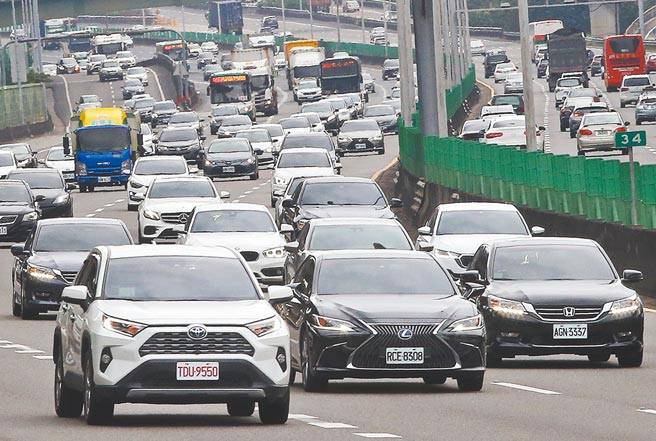 元旦連假31日開始，大批車潮一早就湧入國道1號高速公路五股段雙向車道。（范揚光攝）