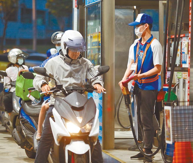 2022年国内油价要跌不易，中油台塑两大龙头都看今年原油在70到80美元之间，持续在高水位。图为机车族加油情形。（本报资料照片）