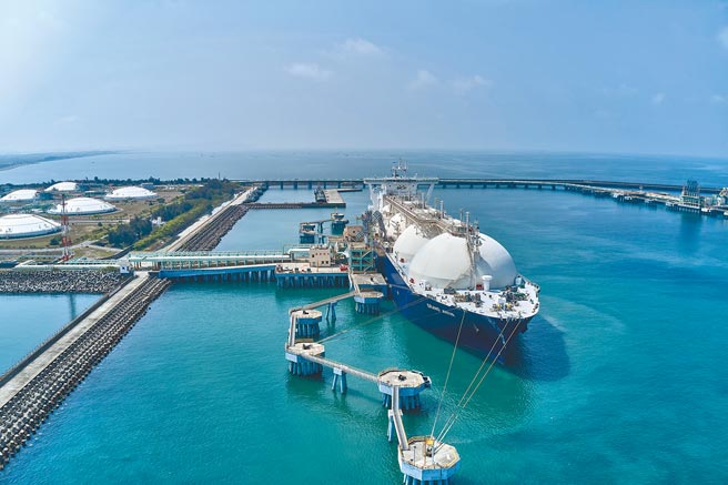 中油昨宣布，2022年1月格要调涨电业天然气价1成，至于民生工业气价，则配合政府稳定物价政策，持续冻涨。图为中油碳中和天然气船。（中油提供）