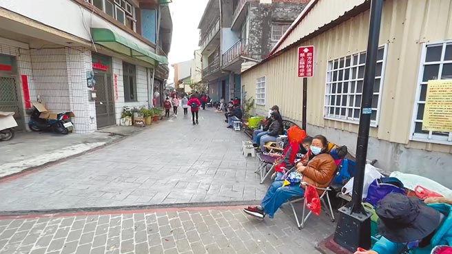 2022年南投竹山紫南宫元旦上午9点开始将发放10万枚虎年钱母，3天前就有民眾到场排队，包括帐篷、睡袋、泡茶用具都搬了出来排成长龙。（民眾提供／吴建辉南投传真）