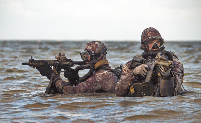 美国海豹部队和特战快艇部队可配合航母，充当眼耳，指挥空袭和密接空中支援，让航母航空联队能对目标进行视距外打击。图为海豹部队在美国东海岸进行军事潜水行动。（摘自美国海军官网）
