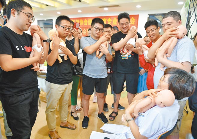 大陆今起施行的《中华人民共和国家庭教育促进法》，要求父母「依法」带娃，不能成为虎爸、虎妈。图为河北石家庄市的一处妇产医院内，新手爸爸们正在学习「带娃技能」。（中新社）