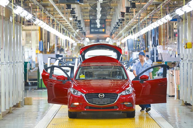 大陸國家統計局昨天發布2021年12月製造業PMI與非製造業商務活動指數，比上月上升0.2與0.4個百分點，繼續擴張。（中新社）