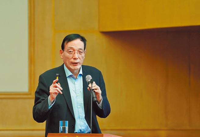 中国人民银行货币政策委员会委员刘世锦日前表示，中国2022全年经济增幅预测将略高于5％，并呈前低后高态势。（中新社）