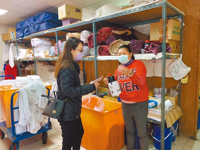 苗栗县府联检小组对县内防疫旅馆展开清消查核工作。（苗栗县政府提供／谢明俊苗栗传真）