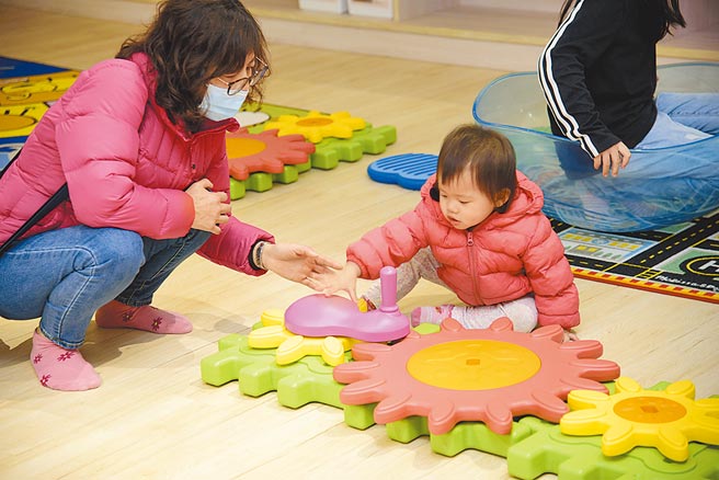 桃园市立图书馆今年起採购玩具将导入融和游戏认证标章，要适合视障、听障、自闭症、多重障碍、银髮及亲子游玩。（桃园市立图书馆提供／陈梦茹桃园传真）