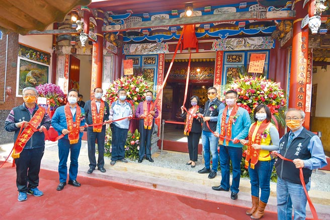 彰化县歷史建筑社头泰安岩，歷经3年建筑修復已竣工，庙方12月31日上午先行办理入火安座仪式。（吴敏菁摄）