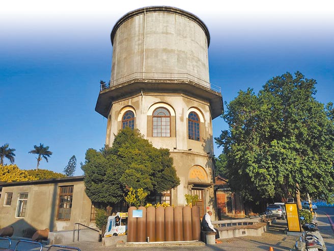 云林县全台唯一的古蹟级游客中心，北港镇10角水塔游客中心将功成身退，由北港登记所接棒。（张朝欣摄）