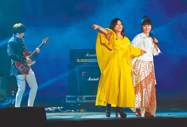 梁静茹（左）昨与乐团旺福联手演出。（粘耿豪摄）