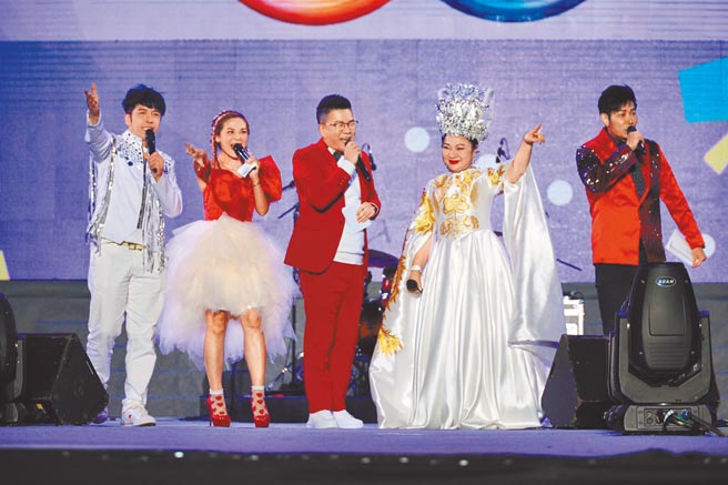 台一線東諺（左起）、圓圓、沈玉琳、白冰冰昨主持新竹縣跨年晚會。（中視提供）
