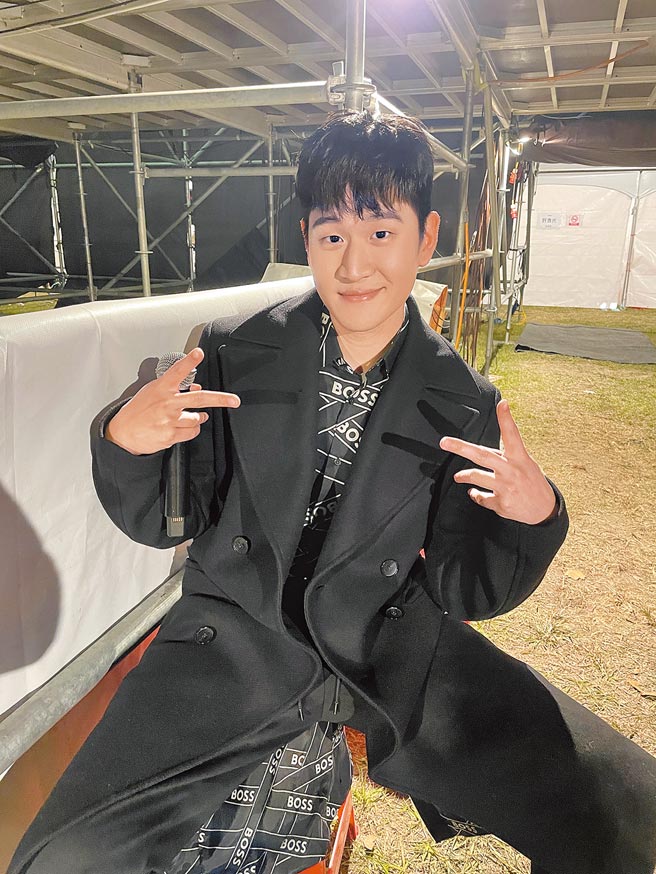 周兴哲昨在台中献唱陪民眾跨年。（星空飞腾提供）