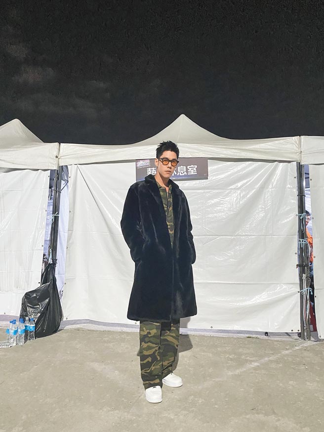 周予天昨率舞群唱跳陪民眾跨年。（星空飞腾提供）