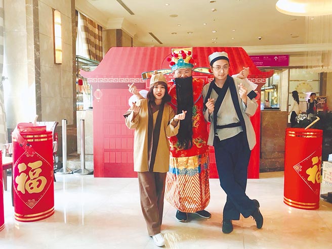 義大皇家酒店安排了許多過年應景活動，讓賓客熱鬧迎新春。（義大皇家酒店提供）