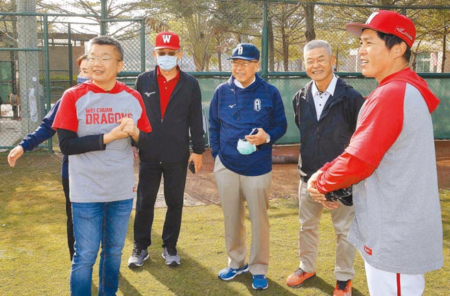 蔡其昌（左）接任中职会长后就喊出「把饼做大」的目标，其中最让外界期待的就是第6队诞生。（中央社）