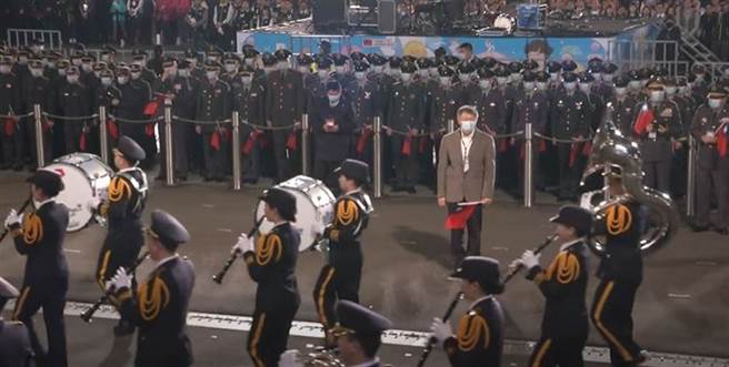 台北市長柯文哲今年參加總統府升旗典禮時，獨自一人在寒風中站了40分鐘，引起民眾對總統府的安排感到不滿。(北市府提供)