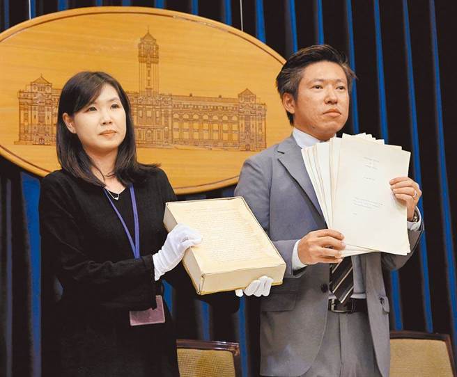 2019年总统府秀出总统蔡英文在伦敦大学的博士论文原稿。但为何迟迟不见蔡博士当年留英的同学，有人愿意站出来为蔡博士的学位真假作人证？（本报资料照片）