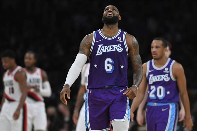 湖人前鋒詹姆斯在中鋒位置表現出色。（美聯社資料照）